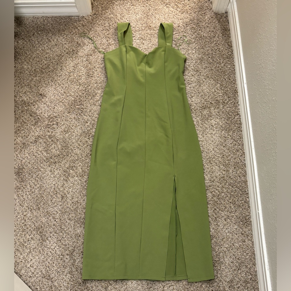 Never worn dress, size large (L). (No rips, tears or stains)